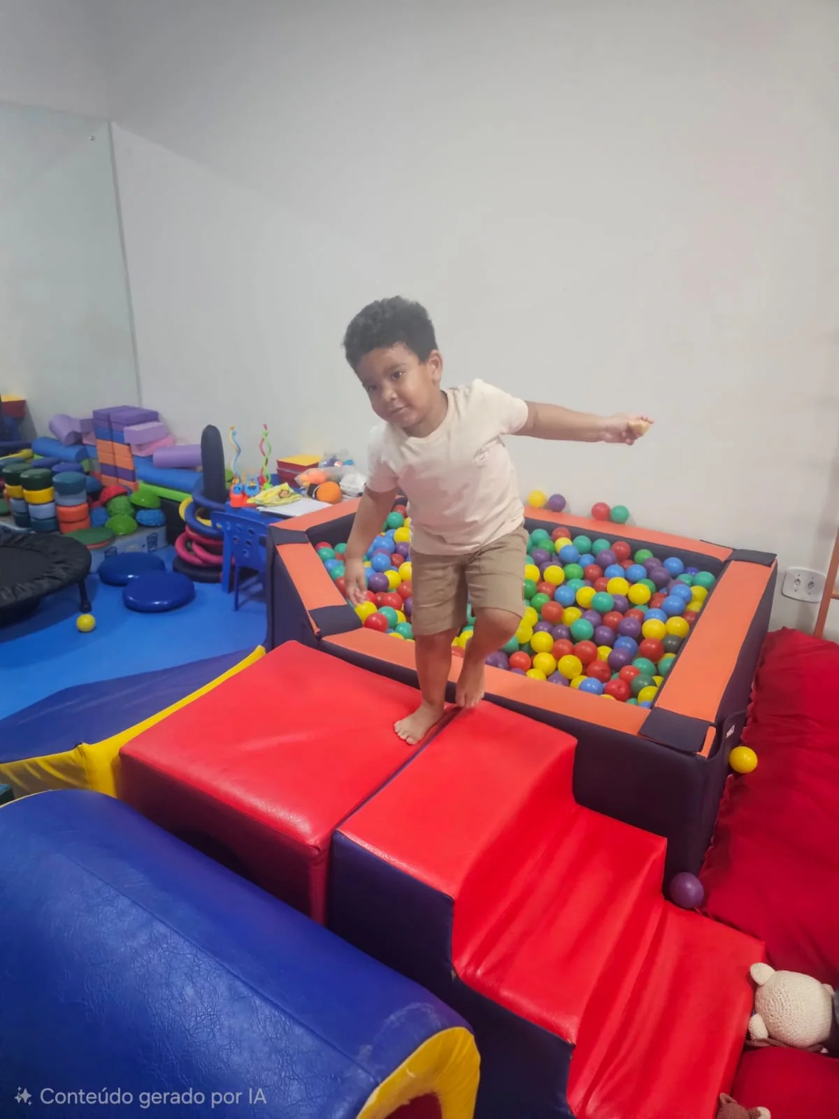 Criança participando de atividade motora no Espaço Lara’s